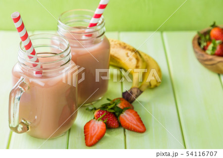 Banana and strawberry smoothie, inredients 54116707