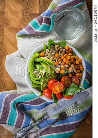 Vegeterian buddha bowl - balanced meat with spinach, chicken pea and avocado 54116947
