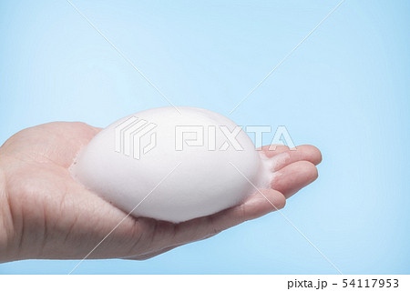 泡を手にのせる 54117953