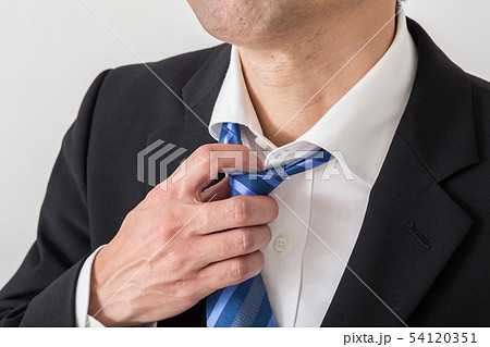 ネクタイを緩める男性の写真素材
