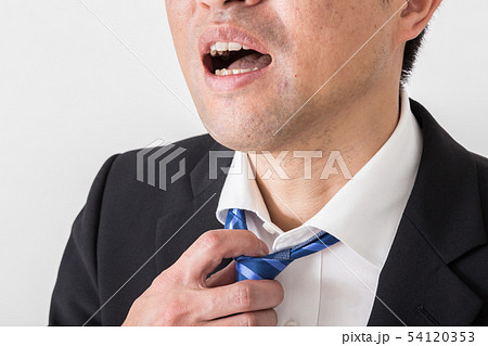 ネクタイを緩める男性の写真素材