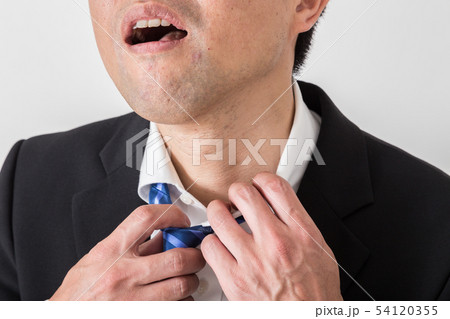 ネクタイを緩める男性 54120355