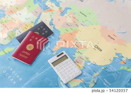 地図とパスポートと電卓(旅行 ビジネス) 地図とパスポートと電卓(旅行 ビジネス) 54120357