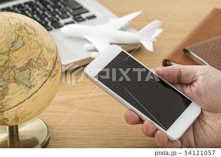 スマートフォンでインターネット検索 54121057