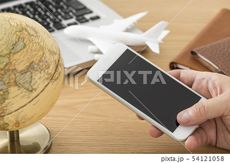 スマートフォンでインターネット検索 スマートフォンでインターネット検索 54121058