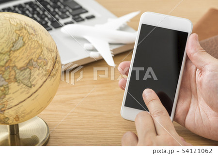 スマートフォンでインターネット検索 54121062