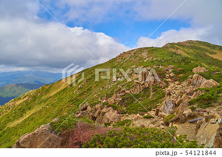 秋の尾瀬 小至仏山の山頂過ぎた辺りから至仏山の山頂を見る 54121844