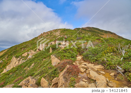 秋の尾瀬 小至仏山の山頂過ぎた辺りから至仏山の山頂を見る 54121845