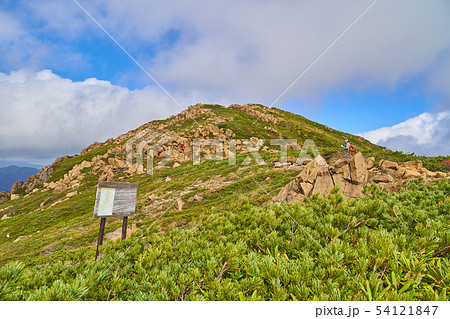 秋の尾瀬 小至仏山と至仏山の中間地点から至仏山の山頂方面を見る 54121847