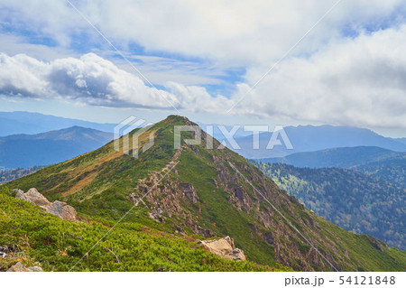 秋の尾瀬 小至仏山と至仏山の中間地点から小至仏山方面を見る 54121848