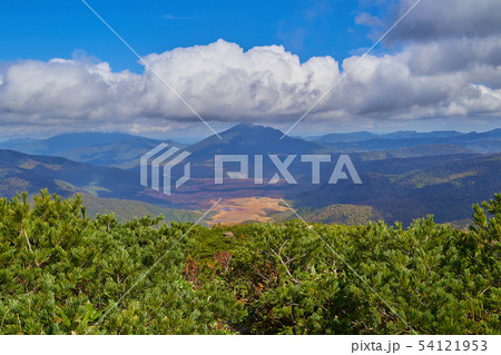 秋の尾瀬 至仏山の山頂から北東側の尾瀬ヶ原、燧ヶ岳方面を見る 秋の尾瀬 至仏山の山頂から北東側の尾瀬ヶ原、燧ヶ岳方面を見る 54121953