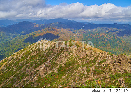 秋の尾瀬 至仏山の山頂から北側の八海山、岳ヶ倉山方面を見る 54122119