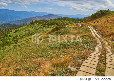 秋の尾瀬 小至仏山の山頂付近から南側(西山)方面眺望 54122220