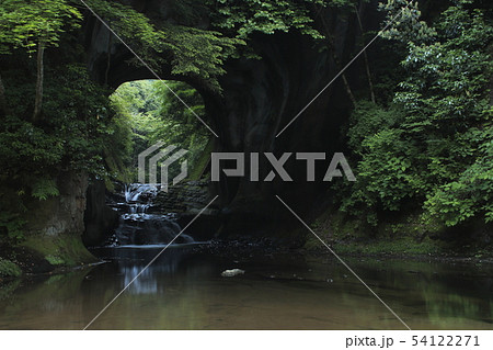 晩秋の清水渓流公園内、亀岩の洞窟 晩秋の清水渓流公園内、亀岩の洞窟 54122271