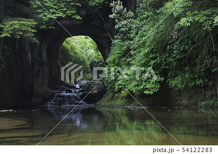 晩秋の清水渓流公園内、亀岩の洞窟 晩秋の清水渓流公園内、亀岩の洞窟 54122283