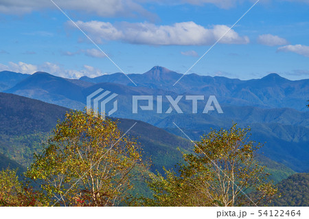 秋の尾瀬 至仏山登坂中(1800m付近)の南東側（日光白根山方面）眺望 54122464