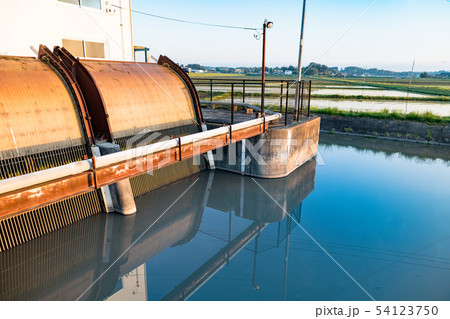 田園地帯にある機場ポンプ場 54123750