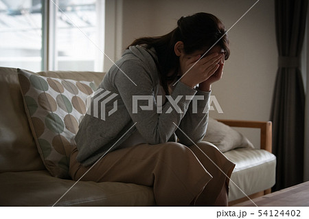 ストレス　うつ　引きこもり　悩む　日本人女性 54124402