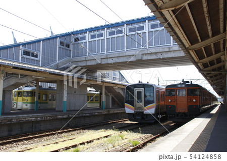 吉田駅に停車中の越後線115系（湘南色） 54124858