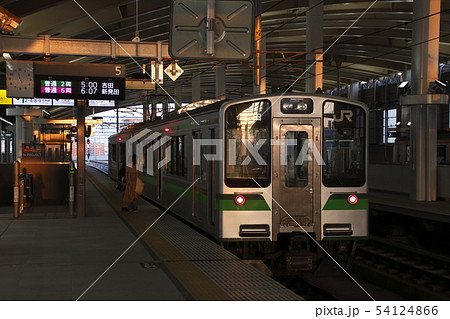 新潟駅：越後線始発のE127系 54124866