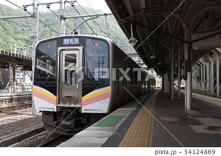 水上駅に停車中の上越線E129系（水上⇔長岡） 54124869