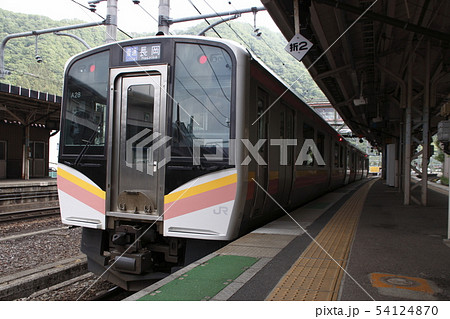 水上駅に停車中の上越線E129系（水上⇔長岡） 54124870