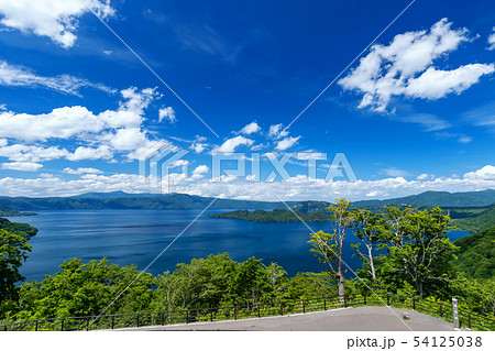 【青森県十和田湖】春の十和田湖：発荷峠展望台から眺める新日本八景十和田湖の大パノラマ 54125038