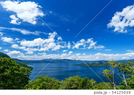 【青森県十和田湖】春の十和田湖：発荷峠展望台から眺める新日本八景十和田湖の大パノラマ 54125039