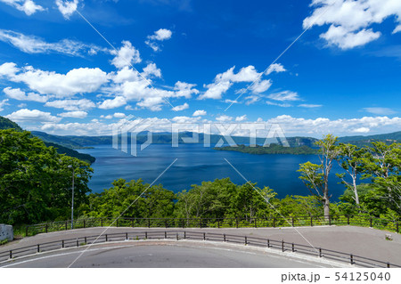 【青森県十和田湖】春の十和田湖：発荷峠展望台から眺める新日本八景十和田湖の大パノラマ 54125040