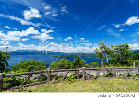 【青森県十和田湖】春の十和田湖：発荷峠展望台から眺める新日本八景十和田湖の大パノラマ 54125042