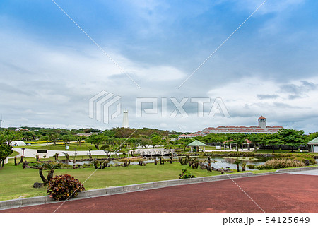 沖縄県 沖縄平和祈念公園 池から見た県平和祈念資料館と沖縄平和祈念堂 沖縄県 沖縄平和祈念公園 池から見た県平和祈念資料館と沖縄平和祈念堂 54125649