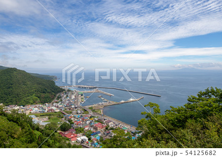 北海道、知床半島、羅臼町と国後島遠景 54125682
