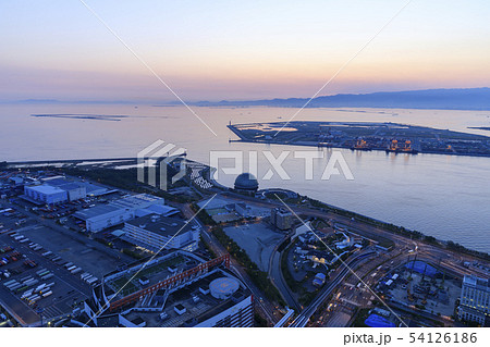 大阪・咲洲(左下)と夢洲(右上)の夕景 大阪・咲洲(左下)と夢洲(右上)の夕景 54126186