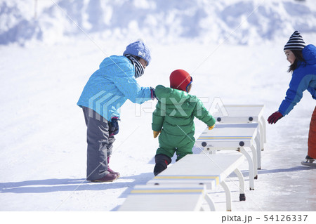 スケートリンクで遊ぶ子どもたち 54126337