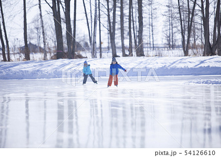 スケートする子どもたち 54126610
