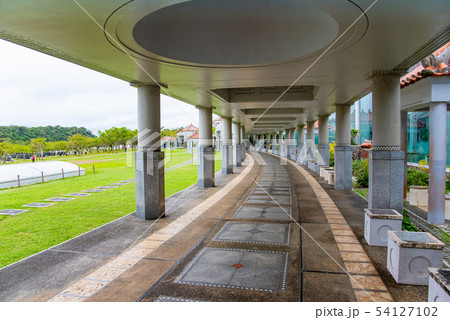 沖縄県　沖縄平和祈念公園　県平和祈念資料館の通路 54127102
