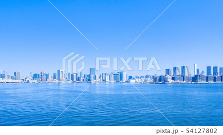 東京湾越しに見る都心の街並み 54127802