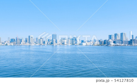 東京湾越しに見る都心の街並み 54127810
