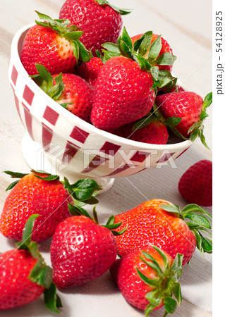 close up of  bowl of strawberries 54128925