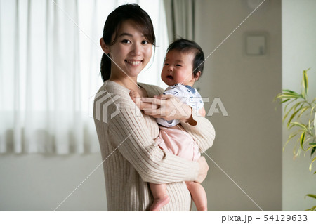 赤ちゃんを抱く妊婦の母親 育児 子育て 妊娠後期の写真素材
