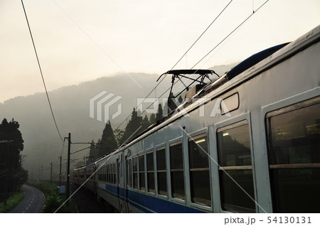 北陸本線、南今庄駅を発車する普通列車（455系） 54130131