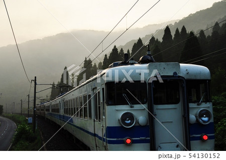 北陸本線、南今庄駅を発車する普通列車(455系) 北陸本線、南今庄駅を発車する普通列車(455系) 54130152