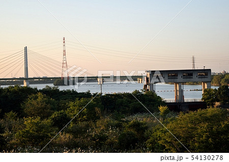 荒川河川敷 彩湖 第一調整池排水門と幸魂大橋 54130278