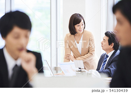 ビジネスシーン ビジネスシーン 54130439