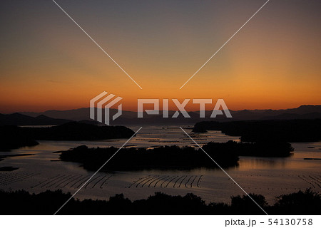 三重県志摩市英虞湾の夕焼け 54130758