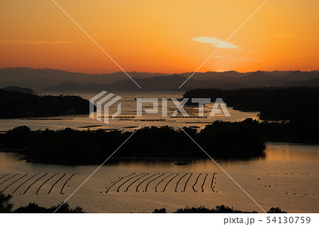 三重県志摩市英虞湾の夕焼け 54130759