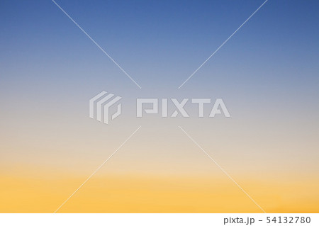 日没間際の西の空・青色と黄金色のグラデーション風景 日没間際の西の空・青色と黄金色のグラデーション風景 54132780