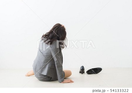 絶望する女性 後ろ姿 絶望する女性 後ろ姿 54133322
