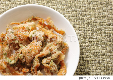 鶏皮の唐揚げ。 鶏皮の唐揚げ。 54133950