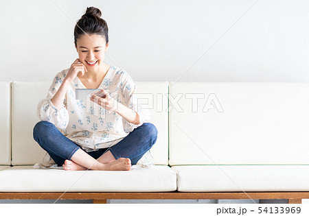 若い女性（スマホ） 54133969